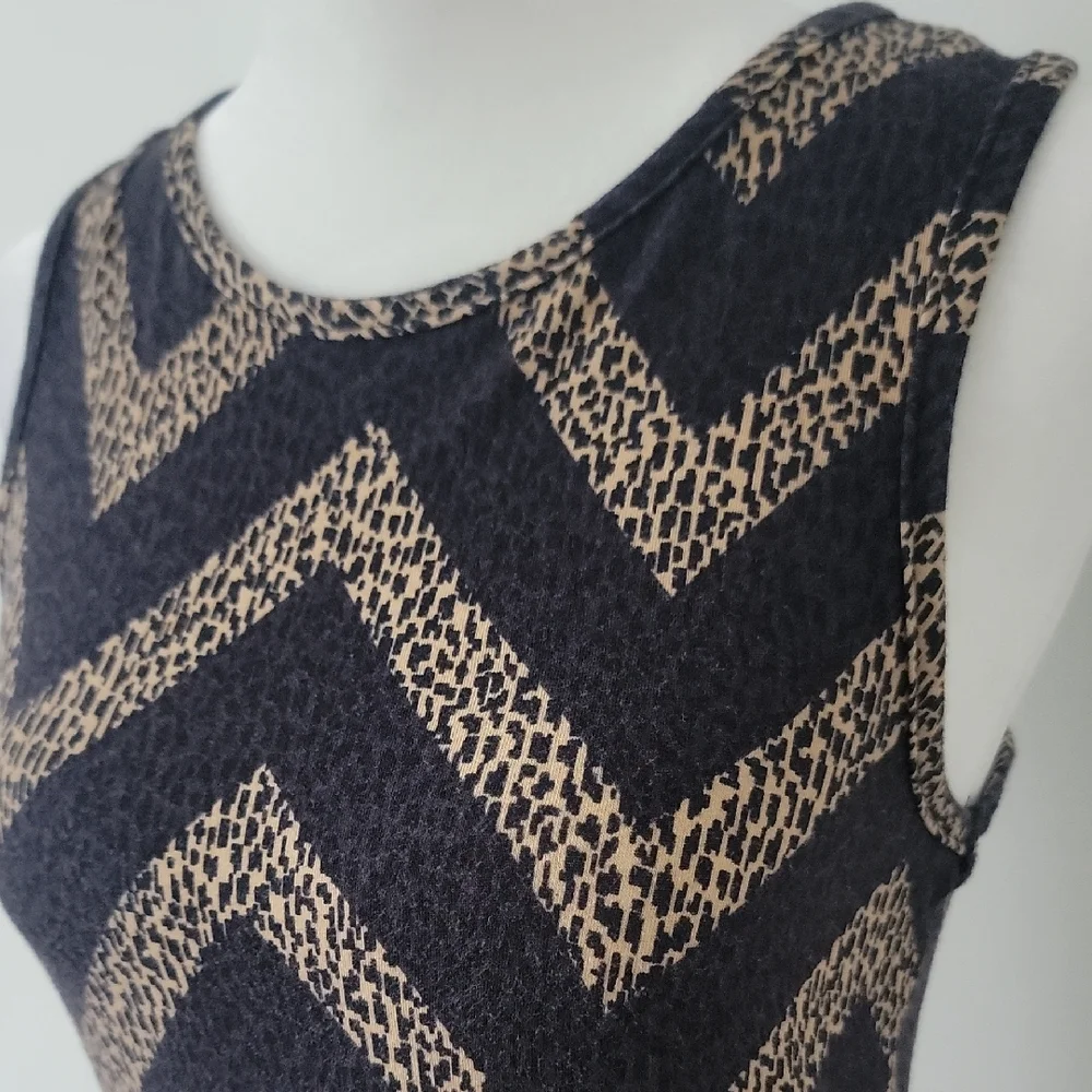 Women's Snap Black Tan Beige Chevron Pattern Sheath Sleeveless Midi Dress Size M - Picture 3 of 9